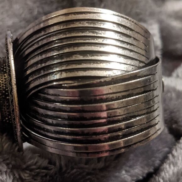 Gorgeous vintage medallion spice colored cuff bracelet - Picture 6 of 7